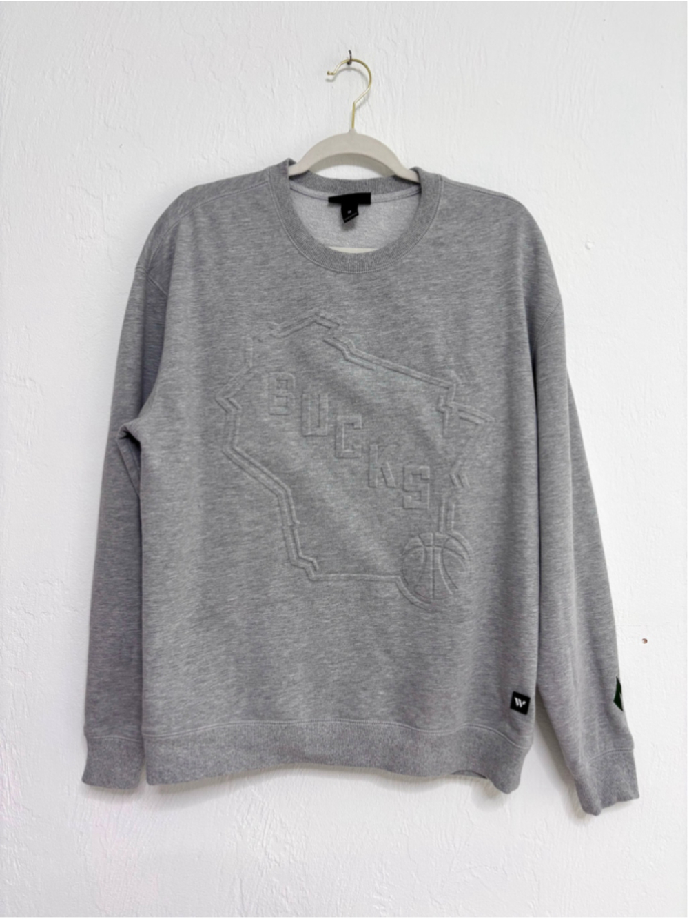 Men's The Wild Collective Milwaukee Bucks Sweatshirt Size M Grey Embossed